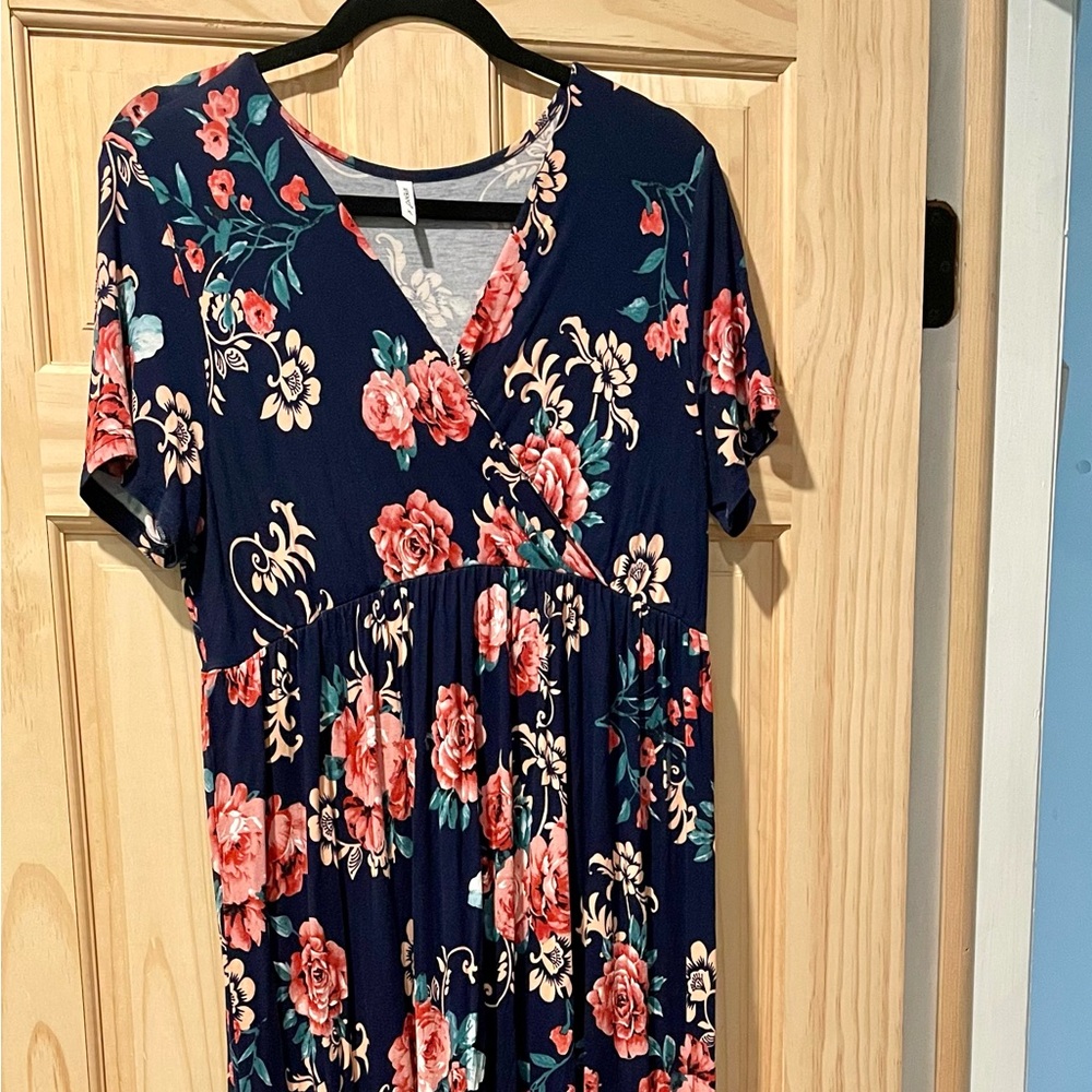 Floral maternity dress. Size XL.
